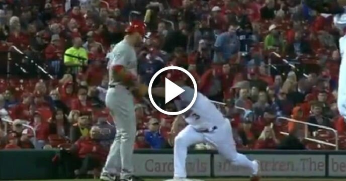 Yadier Molina Catches Eugenio Suarez Napping at Third After Walk to Devin Mesoraco