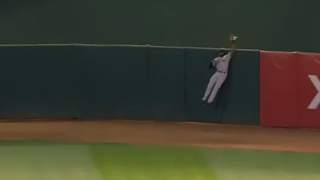 Jackie Bradley Jr. Rises Above Outfield Wall to Rob Walkoff HR with Amazing Catch