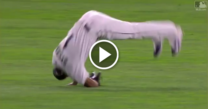 Seattle Mariners OF Jarrod Dyson Sticks the Landing After Diving, Flipping Catch