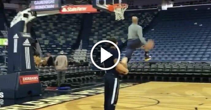Vince Carter Is Still Throwing Down Between-the-Legs Dunks at 40 Years Old