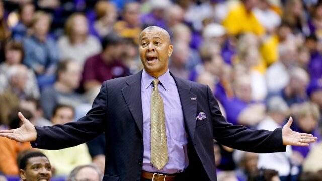 LSU Tigers' 7-Foot, 300-Pound Freshman Elbert Robinson Could Be Biggest Surprise in College Basketball