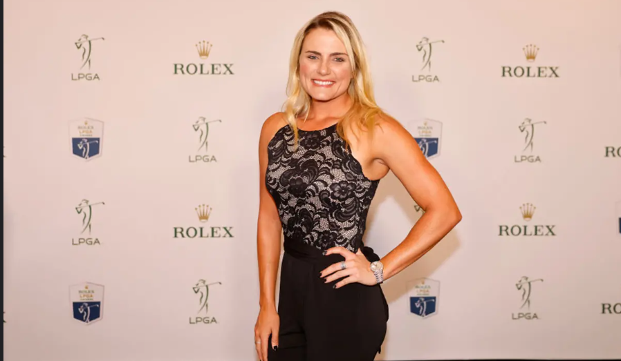 An image showing one of the hot female golfers