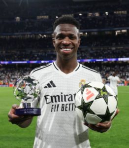 Vinícius Júnior holding an award and a ball